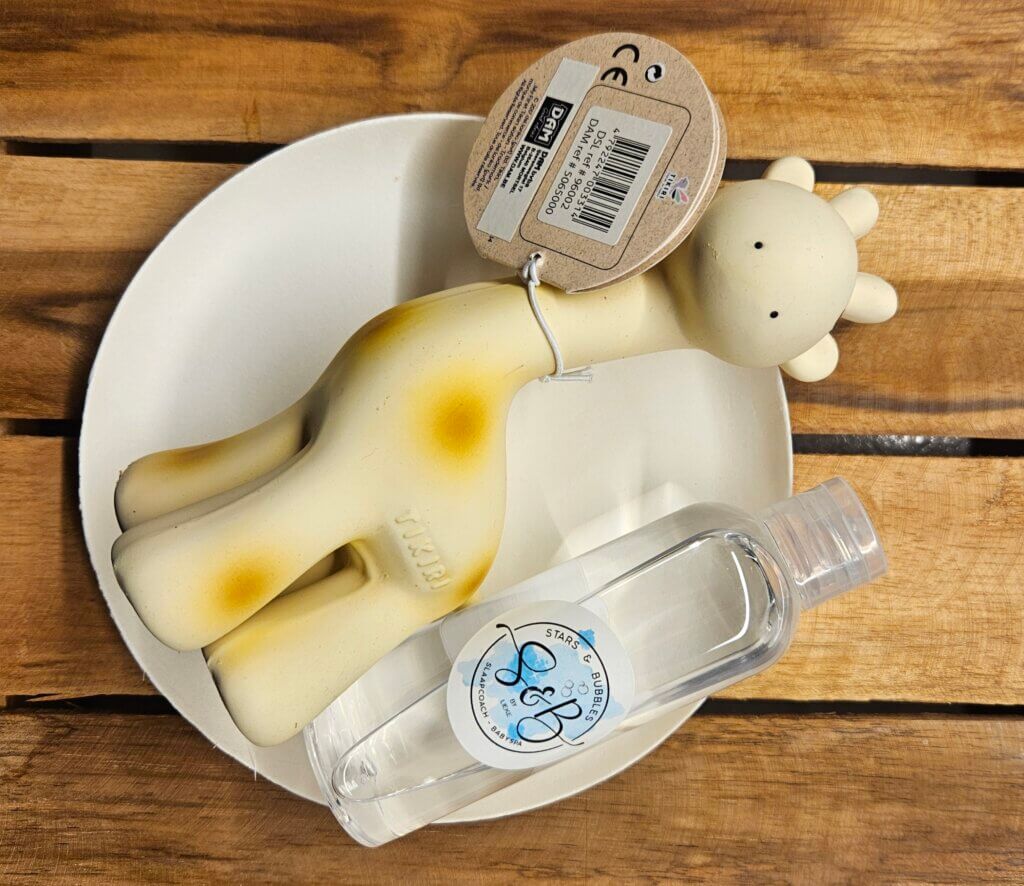 Tikiri set 2 Giraf en een flesje massage-olie oningepakt